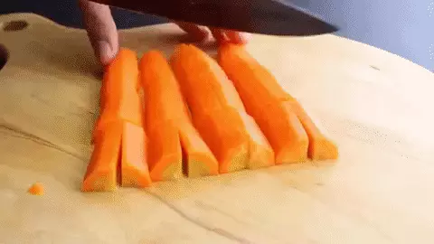 cắt cà rốt từng khúc
