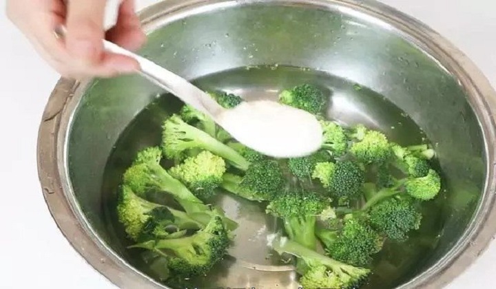 rửa bông cải xanh nấu cháo thịt bò