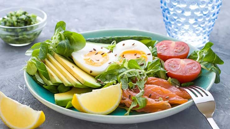 Các món ăn sáng tốt cho sức khỏe? gợi ý: Trứng luộc salad cá hồi
