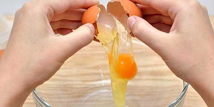 Học cách tách vỏ trứng