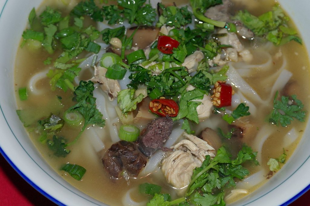 Bát phở gà nóng với bánh phở mềm