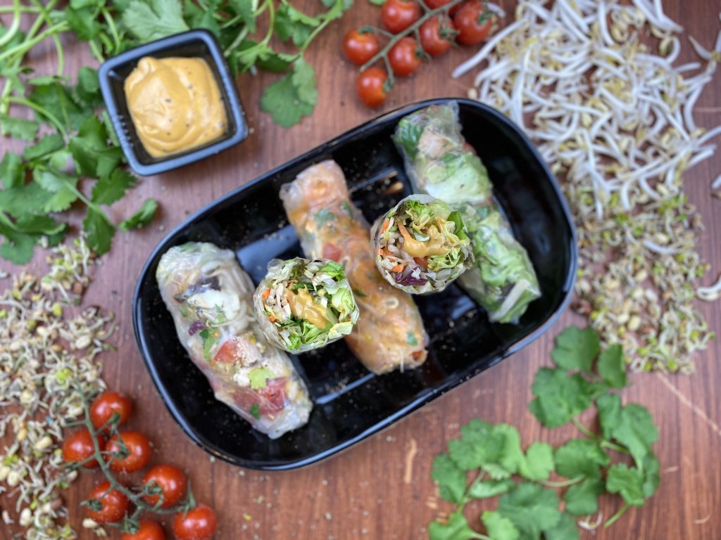 Cuốn tươi ăn kèm rau thơm