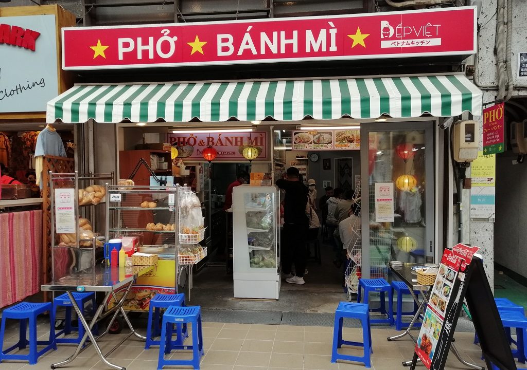 Vì sao đầu bếp luôn lau sạch bàn trong lúc nấu